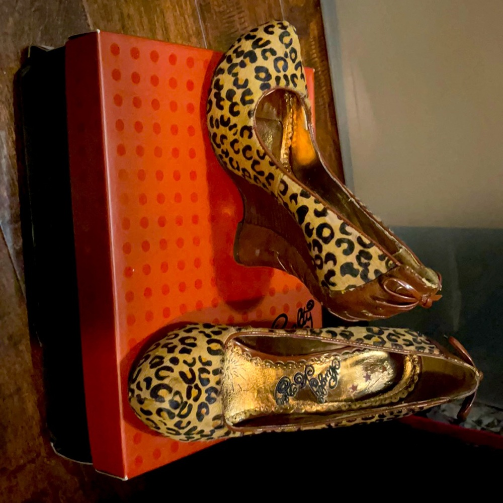 Cute gently worn leopard wedges!